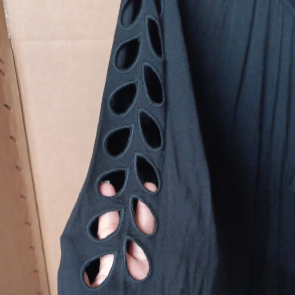 Carmen Marc Valvo Black Blouse with Cut-Out Sleeves - Picture 3 of 5